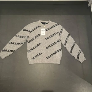 Balenciaga tröja - Hej! Säljer denna otroligt feta balenciaga tröjan i toppskick utan defekter. Vestiaire tag sitter fortfarande kvar på tröjan. Vid frågor och funderingar är de bara att höra av sig🙌🏻🫡