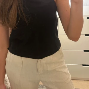 Linnebyxor - Ett par LÅNGA linnebyxor ifrån Nelly, perfekt för dig med lite längre ben (är själv 178) däremot väldigt skrynkliga på dessa bilder.