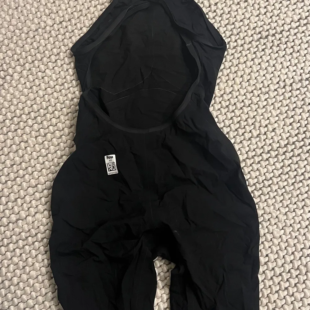 Tävlingsbaddräkt Speedo Fastskin LZR Pure Valor Open Back. Baddräkten är i storlek 26 (se bild). Baddräkten är använd, men i bra skick. Nypris är cirka 4500 kronor. Säljer för 1800 kronor, pris går dock att diskutera. . Sportswear.