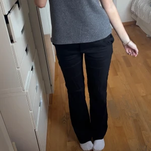 Svarta byxor🥰🥰 - säljer dessa Såå najs svarta byxor som liknar kostymbyxor men är i linne material!!☺️☺️