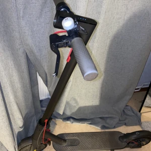 El sparkcykel  - Elegant och funktionell elsparkcykel i svart med robust design. Utrustad med handbroms, ringklocka och halkskyddad fotplatta för ökad säkerhet och komfort. Batteriindikatorn visar tydligt hur mycket laddning som finns kvar, vilket gör det enkelt att planera dina turer. Sparkcykeln är i gott skick och passar perfekt för både pendling och fritidskörning. Ett smidigt och miljövänligt transportmedel för stadsmiljö eller kortare sträckor. Hör av dig för mer information om specifikationer.