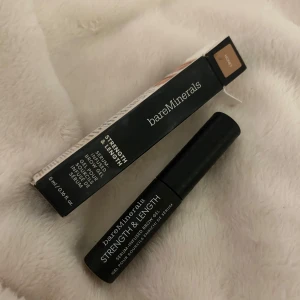 bareMinerals Strength & Length Serum - bareMinerals Strength & Length Serum för ögonbryn. Kommer i en elegant svart tub med tillhörande förpackning. Perfekt för att stärka och ge längd till dina ögonbryn. Oanvänd.