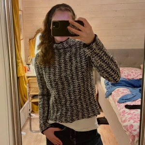 Stickad tröja - Superfin svartvit stickad tröja från DKNY!