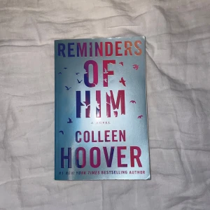 Reminders of Him / Bok - Reminders of him, bok av Colleen Hoover. Jag har läst denna bok en gång och gillade den verkligen! Tyvärr finns det några fula märken på baksidan men de påverkar inte innehållet på något sett! 