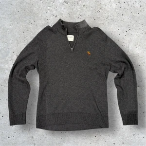 Abercrombie & Fitch Quarterzip - Abercrombie & Fitch Quarterzip | Nyskick 9.5/10 Inga defekter | Storlek S och färgen mörkgrå | Material 100% merinoull | Hör av er för mer information/bilder! 