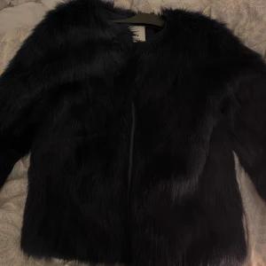 Mörkblå pälsjacka från STAY - Snygg mörkblå pälsjacka från STAY, perfekt för att hålla sig varm och stilren. Jackan har en mjuk och lyxig känsla med långa ärmar och en enkel design. Ett måste för garderoben! Aldrig använd och i jättegott skick! Den luktar inget eller hårar av sig.