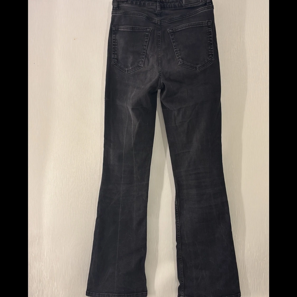 Svarta bootcut jeans - 90