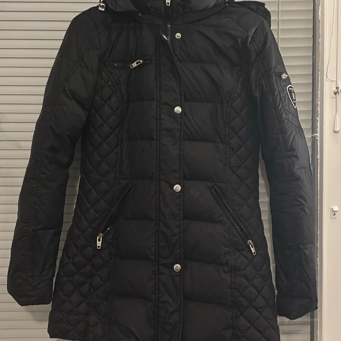 Svart dunjacka med päls från Rockandblue - 2