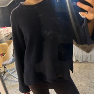 Kashmir tröja Arket  - (Det är spegeln som är smutsig och inte tröjan) Superfin tröja i 75% Kashmir och 25% ull! Nypris 1700.