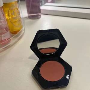 Hm blush💞 - Säljer denna hm blushen i färgen soft russet. Den är ny och helt oanvänd. Det är en lite bronzig blush vilket får den att se ut som blushen från Caia classy paleten, dem ser nästan identiska ut. Köpt för över 100kr och säljer för bara 80kr😊