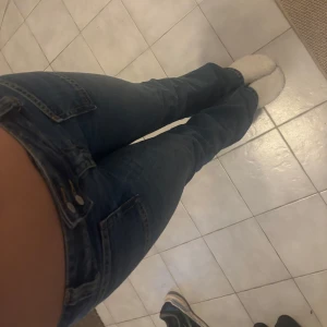 Blå lågmidjade jeans med bootcut - Snygga blå jeans med bootcut-stil och låg midja. Perfekta för en avslappnad look. Knappt använda och köptes för 400kr. Priset kan diskuteras🤗 skriv för fler bilder eller mer information💗