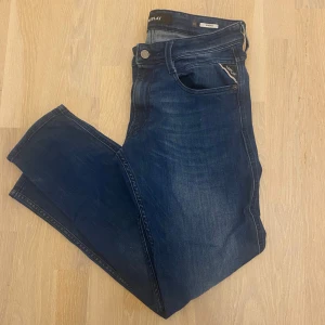 Replay Anbass jeans - Tja! Säljer ett par riktigt snygga blå jeans från Replay (Modell Anbass). Köpte dom för ca 6 månader sedan men märkte efter ca 3 användningar att de inte riktigt va min stil och att dom var en eller två storlekar för stora. Frågor eller funderingar är det bara att höra av sig här på Plick!                                                                                      Mvh Alexander                   