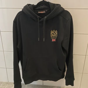 Morris hoodie - Den är i strl M men sitter som en S eftersom den har krympt lite i tvätten. Bra skick med inga större defekter eller liknande. Hör av er vid funderingar.