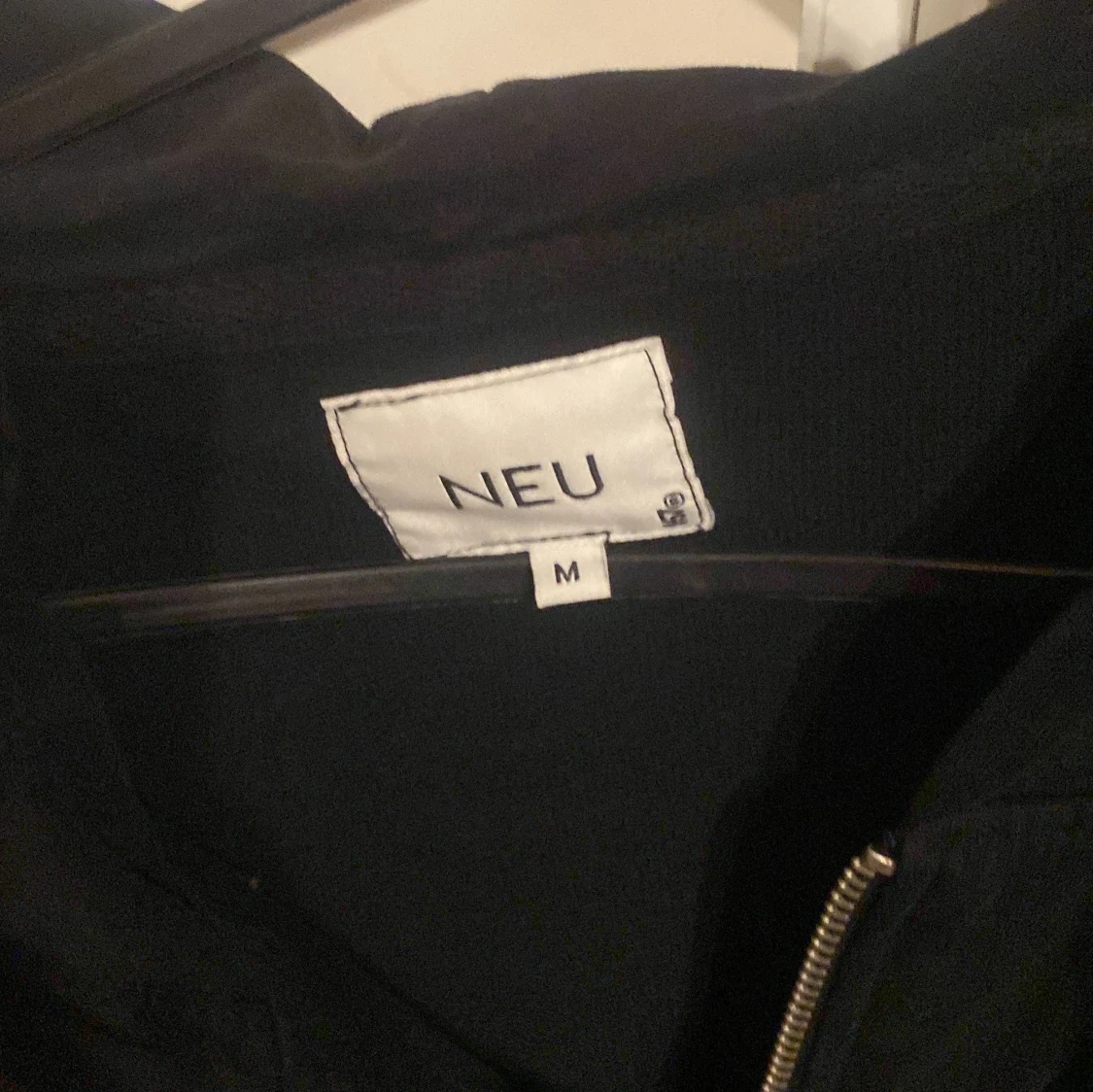 Svart hoodie från NEU - 91