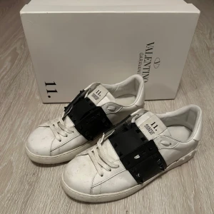 Valentino Garavani - Rockstud Leather Trainers - Snygga Valentino spiked skor | Bra skick - inga defekter - Alla spikar sitter kvar | Pris kan diskuteras | Kontakta vid frågor | Storlek: 43