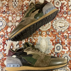 Valentino Rockrunners - Hej säljer nu mina skor från märket Valentino, Storlek 42 bra skick, tveka inte på att höra av dig om du har frågor eller funderingar kring skorna.