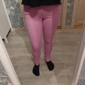 Rosa jeans Bik Bok  - Snygga rosajeans med stretch. De är lågmidjade  och har klassisk femficksdesign. Använda ett par enstaka gånger 