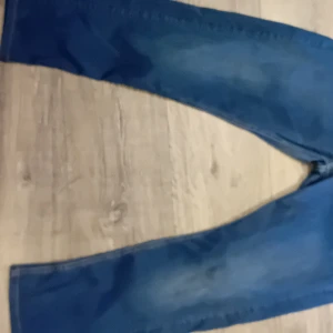 Blå jeans från Replay Hyperflex - Snygga blå jeans från Replay Hyperflex med klassisk femficksdesign och en bekväm passform. Perfekta för en avslappnad stil. Märkeslappen i läder ger en extra touch av stil. dom är I ny skick. storlek 34/32. ny pris 1800 kr tänker 750kr kan diskuteras, jag har jätte många jeans så är du inte intresserad av dessa så har jag fler