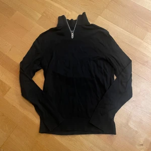 Jack&Jones Halfzip - Säljer denna halfzip ifrån Jack&Jones. Storlek: Xs. Tröjan är i väldigt bra skick och har en väldigt bra passform. Ribbade ändar i armar och midja. Hör av er vid funderingar så löser vi en bra affär. 