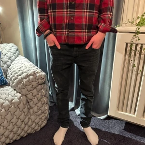 Blåa jeans från Levis - Najs blåa jeans från Levis! storlek 30/32 och bra skick. Passar till allt. 