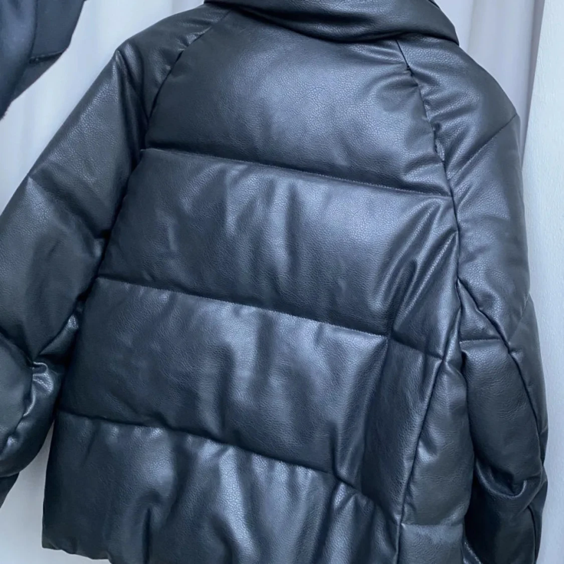 Svart pufferjacka - 90