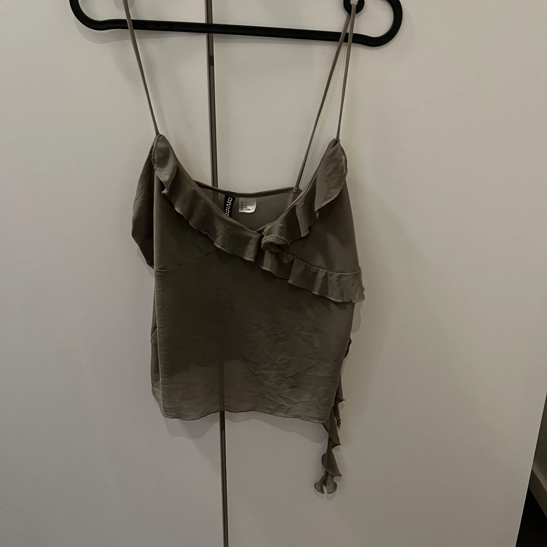 Olivgrön topp från Divided