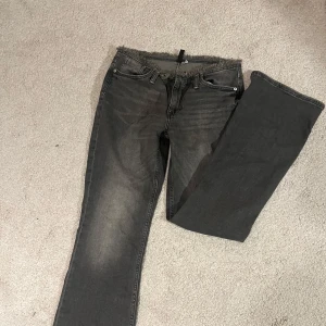 Jeans - Lågmidjade utsvängda jeans med snygg franssöm, aldrig använda