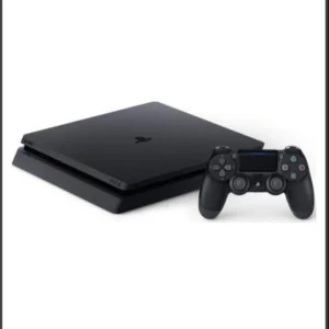 PlayStation 4 Slim med handkontroll - Säljer en svart PlayStation 4 Slim med en matchande DualShock 4-handkontroll. Konsolen har en elegant och kompakt design, perfekt för spelälskare. Perfekt för att spela de senaste spelen och streama media.