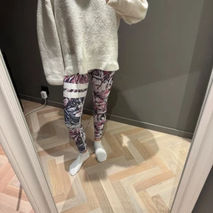 Mönstrade leggings med blommor - Säljer dessa träningsbyxor från stronger då de inte kommer till användning. Storlek xs✨🥰