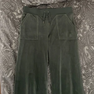 Gröna mjukisbyxor från Juicy Couture - Helt nya byxor ifrån Juicy Couture. Aldrig använda, alltså inga defekter!