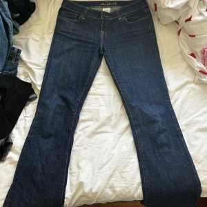 Blå jeans från Zoo York - Snygga blå jeans från Zoo York med bootcut-stil. Köpta på Vinted, men för stora och långa för mig som har Xs och är ca.162. Står ingen storlek på byxorna men skulle säga att de är 34-36.