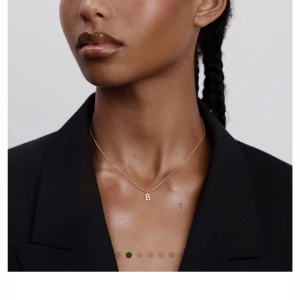 ANI Halsband guld - bokstav A  - Halsband i silver guldpläterat i 18K guld, från ANI Jewels (Bianca Ingrossos märke), i perfekt skick och väl förvarat. Väldigt bra kvalitét och tål vatten. Nypris 800 kr 