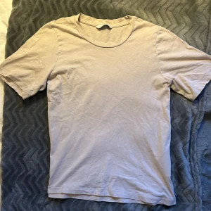 Beige t-shirt från Pigalle - Säljer en stilren beige t-shirt från Pigalle i storlek XS. Den är kortärmad och gjord i ett mjukt bomullsmaterial. Passar bra till allt!💗skriv om frågor!