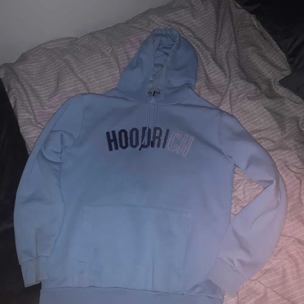 Hoodien är storlek M och byxorna är storlek L. Färgen är ljusblå och skicket på setet är okej! Finns några små fläckar som man knappt märks av!. Hoodies.