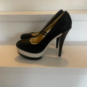 Pumps - Svarta pumps med vita detaljer! Oanvända!