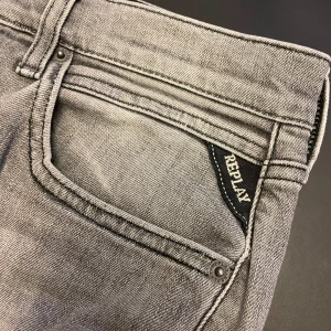 Grå Replay jeans!! - Jag är 183 passat mig bra men skulle säga att dem passat ngn som är 177-180 bäst👌👍 9-10 skick  Pris kan diskuteras!!!