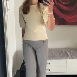 Säljer en beige/gul tröja med puffig trekvartsärm. Perfekt för både vardag och lite finare tillfällen. Tröjan har en normal passform och är superbekväm att ha på sig. Passar perfekt till både jeans och kjol!🥂