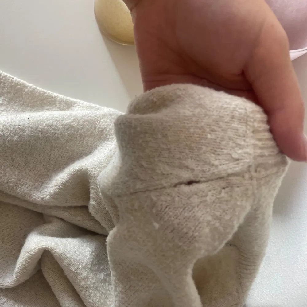 Så fin stickad tröja till hösten😍😍 den har ett litet hål uppe vid skulderbladen men verkligen inget man ser när den sitter på💕Sitter som en S. Neuleet.