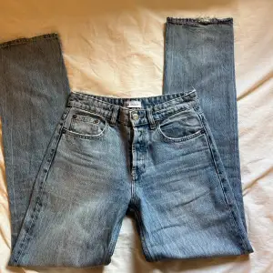 Super snygga blåa low straight jeans från Zara.   Pris kan absolut diskuteras!