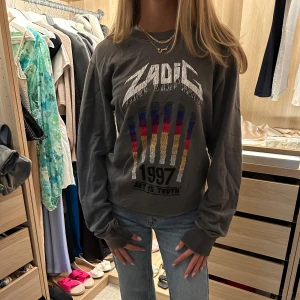 Zadig & Voltaire tröja  - Vintage tröja från Zadig & Voltaire. Väldigt sparsamt använd. Köpt för 2999kr 