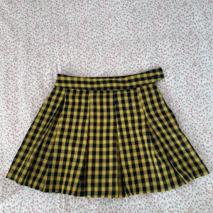 Rutig gul tenniskjol - Rutig gul kjol i storlek 32 från H&M divided. Använt den bara en gång. Liknar Chers kjol från ”Clueless”.