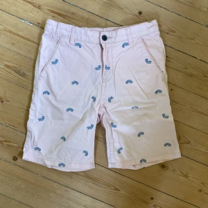 Shorts Polarn o. Pyret - Shorts från Polarn o. Pyret i stl 146. Mindre hål på ena byxbenet (se bild) samt svag färgskiftning på ena byxbenet (se bild). Tycker inte att färgskiftningen är så tydlig, har ej provat använda fläckborttagningsmedel.