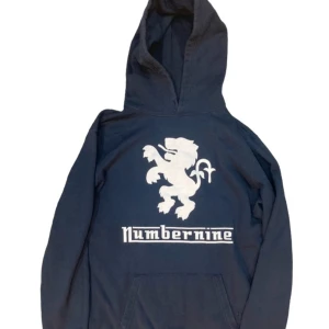 number nine tröja - äkta. längd 64cm bred 47cm. Size 2 passar som S. Pris är inte fast