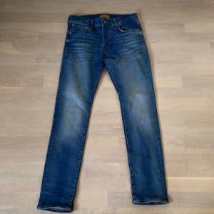 Jack and Jones Slim jeans - Slim glenn jeans från Jack and Jones i storlek 28/30. Använd fåtal gånger. Pris kan diskuteras💯