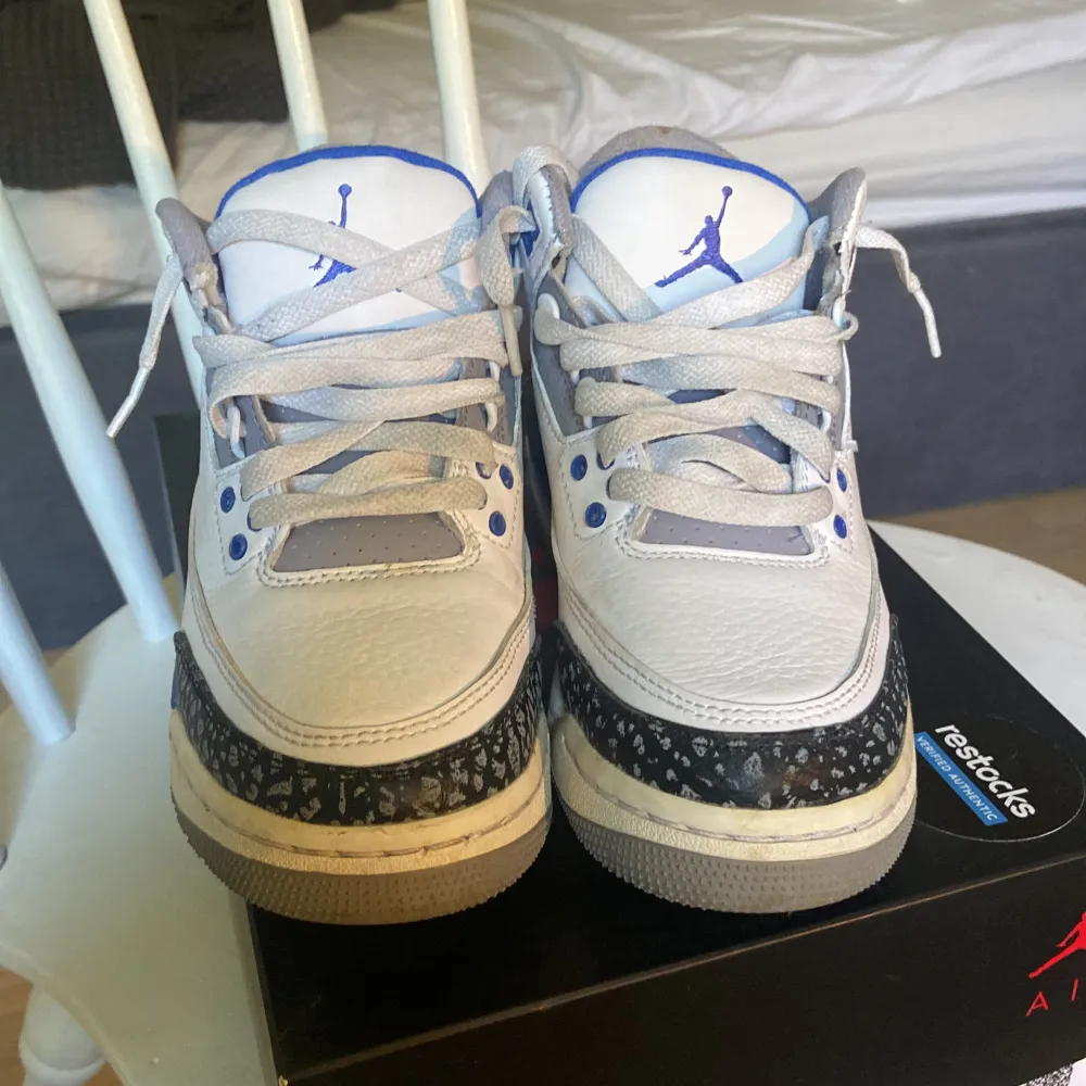 Tvär snygga Jordan 3s i färgen racer blue, finns täcken på användning men annars fortfarande väldigt fina (låda ingår)❔❕. Skor.