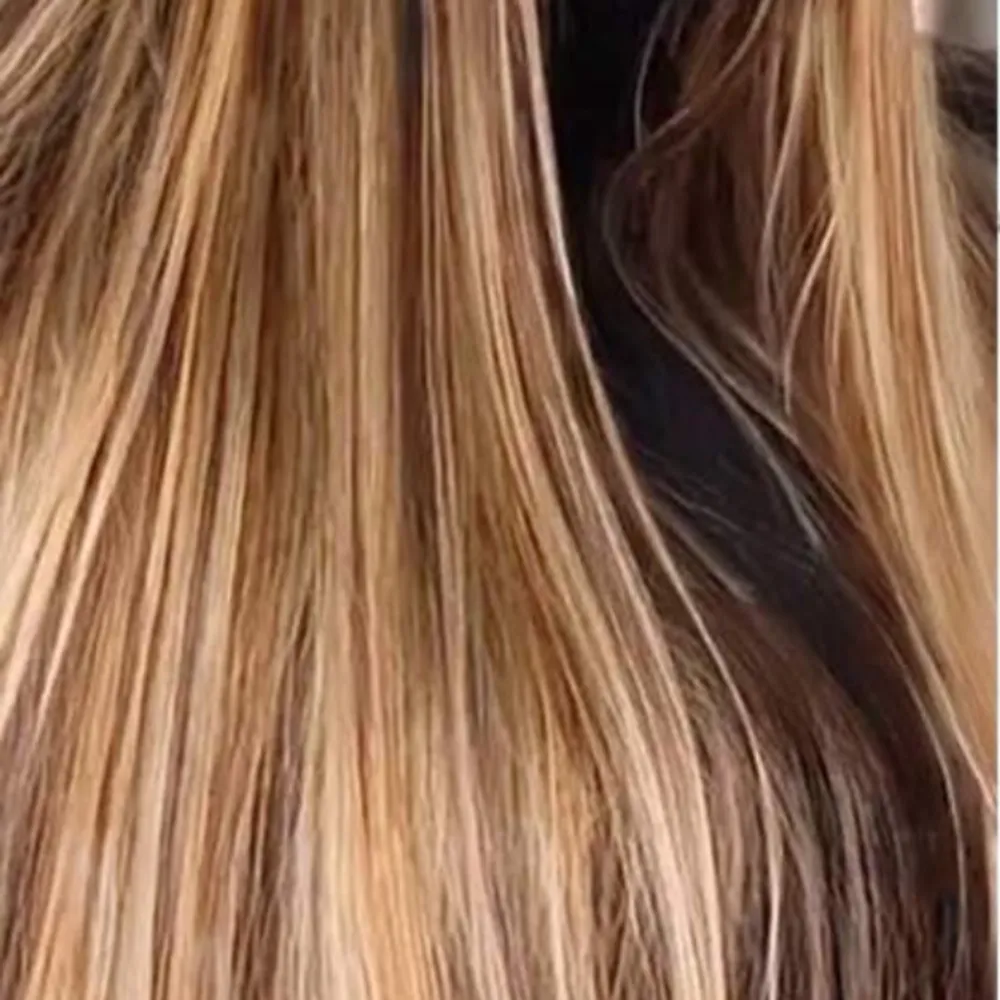 Säljer ett set med blonda löshår extensions i en naturlig och fin nyans. Perfekt för att ge extra längd och volym till ditt hår. De är lätta att sätta i och ta ur, och passar för både vardag och fest. Håret är mjukt och ser väldigt naturligt ut. 6 st. Asusteet.