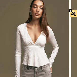 Topp - As snygg topp som man knyter i ryggen från nelly den är typ helt ny