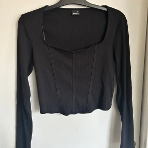 Topp - Svart Topp från Ginatricot🩷 lite korsett inspirerad, är i storlek xl💘 säljer då den inte kommer till användning 🩵 100kr + frakt