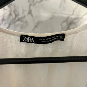 Zara klänning  - Klänning från zara i storlek xs. Är stretchig i midjan så passar större. 