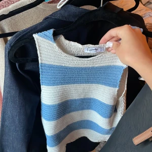 Så fin topp från stradivarius 🩵☀️ - En somrig topp med bra material från stradivarius💓Bra skick,endast använd ett fåtal ggr vilket oxå är anledningen till att den säljs🥰 